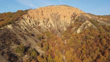 Kaya oluşumunun hava günbatımı görüntüsü Stob piramitleri, Rila Dağı, Kyustendil bölgesi, Bulgaristan