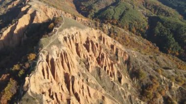 Kaya oluşumunun hava günbatımı görüntüsü Stob piramitleri, Rila Dağı, Kyustendil bölgesi, Bulgaristan