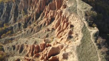 Kaya oluşumunun hava günbatımı görüntüsü Stob piramitleri, Rila Dağı, Kyustendil bölgesi, Bulgaristan