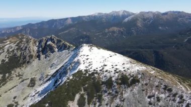 Bulgaristan 'ın Mechit ve Popova Kapa zirveleri yakınlarındaki Rila Dağı' nın şaşırtıcı sonbahar manzarası