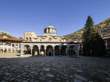 Bulgaristan 'ın Kyustendil Bölgesi, Rila (Rila Manastırı) Ortodoks Manastırı' nın sonbahar manzarası