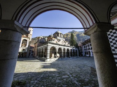 Bulgaristan 'ın Kyustendil Bölgesi, Rila (Rila Manastırı) Ortodoks Manastırı' nın sonbahar manzarası