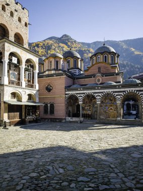 Bulgaristan 'ın Kyustendil Bölgesi, Rila (Rila Manastırı) Ortodoks Manastırı' nın sonbahar manzarası