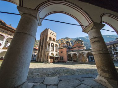 Bulgaristan 'ın Kyustendil Bölgesi, Rila (Rila Manastırı) Ortodoks Manastırı' nın sonbahar manzarası