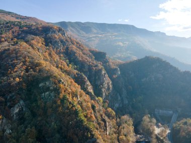 Bulgaristan 'ın Chepelarska Nehri (Chaya) etrafındaki Rodop Dağları' nın sonbahar havası manzarası