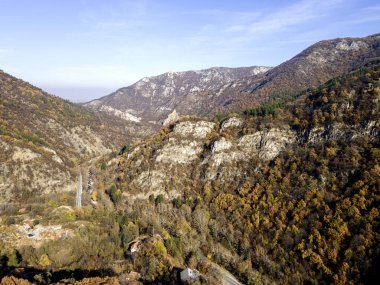 Bulgaristan 'ın Chepelarska Nehri (Chaya) etrafındaki Rodop Dağları' nın sonbahar havası manzarası