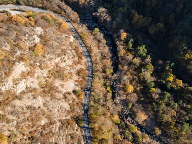 Bulgaristan 'ın Chepelarska Nehri (Chaya) etrafındaki Rodop Dağları' nın sonbahar havası manzarası