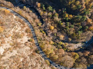 Bulgaristan 'ın Chepelarska Nehri (Chaya) etrafındaki Rodop Dağları' nın sonbahar havası manzarası