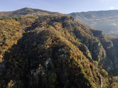 Bulgaristan 'ın Chepelarska Nehri (Chaya) etrafındaki Rodop Dağları' nın sonbahar havası manzarası