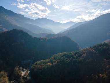 Bulgaristan 'ın Chepelarska Nehri (Chaya) etrafındaki Rodop Dağları' nın sonbahar havası manzarası
