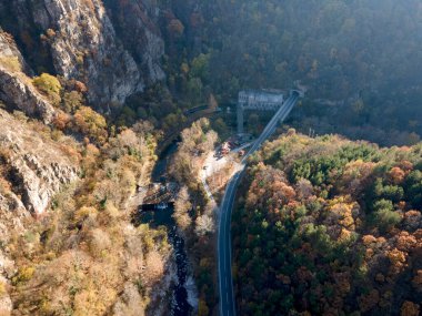 Bulgaristan 'ın Chepelarska Nehri (Chaya) etrafındaki Rodop Dağları' nın sonbahar havası manzarası