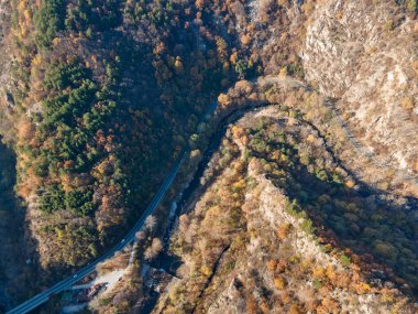 Bulgaristan 'ın Chepelarska Nehri (Chaya) etrafındaki Rodop Dağları' nın sonbahar havası manzarası