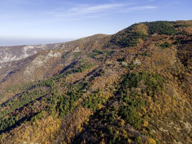 Bulgaristan 'ın Chepelarska Nehri (Chaya) etrafındaki Rodop Dağları' nın sonbahar havası manzarası