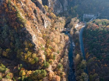 Bulgaristan 'ın Chepelarska Nehri (Chaya) etrafındaki Rodop Dağları' nın sonbahar havası manzarası