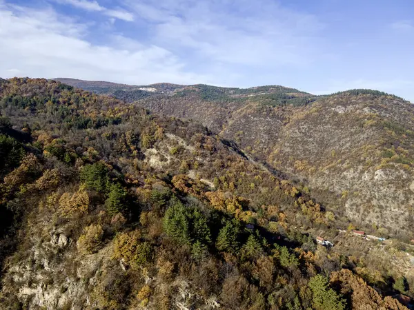 Bulgaristan 'ın Chepelarska Nehri (Chaya) etrafındaki Rodop Dağları' nın sonbahar havası manzarası