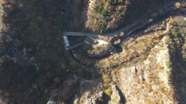 Bulgaristan 'ın Chepelarska Nehri (Chaya) etrafındaki Rodop Dağları' nın sonbahar havası manzarası