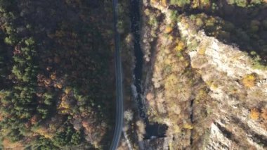 Bulgaristan 'ın Chepelarska Nehri (Chaya) etrafındaki Rodop Dağları' nın sonbahar havası manzarası