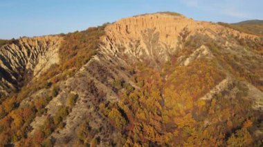 Kaya oluşumunun hava günbatımı görüntüsü Stob piramitleri, Rila Dağı, Kyustendil bölgesi, Bulgaristan