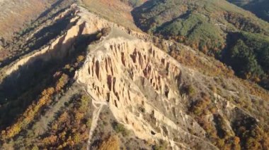 Kaya oluşumunun hava günbatımı görüntüsü Stob piramitleri, Rila Dağı, Kyustendil bölgesi, Bulgaristan
