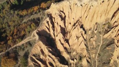 Kaya oluşumunun hava günbatımı görüntüsü Stob piramitleri, Rila Dağı, Kyustendil bölgesi, Bulgaristan