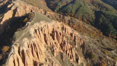 Kaya oluşumunun hava günbatımı görüntüsü Stob piramitleri, Rila Dağı, Kyustendil bölgesi, Bulgaristan