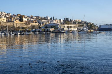 KAVALA, GREECE - 26 Aralık 2023: Kavala, Doğu Makedonya ve Trakya 'nın İnanılmaz Günbatımı Panoraması, Yunanistan