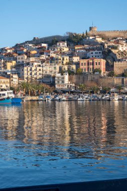 KAVALA, GREECE - 26 Aralık 2023: Kavala, Doğu Makedonya ve Trakya 'nın İnanılmaz Günbatımı Panoraması, Yunanistan