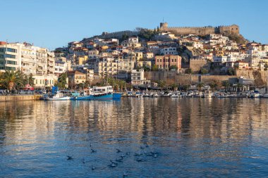KAVALA, GREECE - 26 Aralık 2023: Kavala, Doğu Makedonya ve Trakya 'nın İnanılmaz Günbatımı Panoraması, Yunanistan