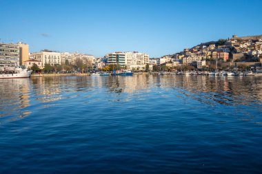 KAVALA, GREECE - 26 Aralık 2023: Kavala, Doğu Makedonya ve Trakya 'nın İnanılmaz Günbatımı Panoraması, Yunanistan