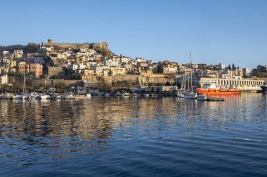 KAVALA, GREECE - 26 Aralık 2023: Kavala, Doğu Makedonya ve Trakya 'nın İnanılmaz Günbatımı Panoraması, Yunanistan