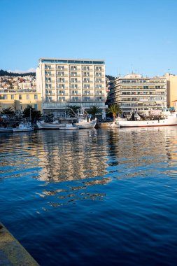 KAVALA, GREECE - 26 Aralık 2023: Kavala, Doğu Makedonya ve Trakya 'nın İnanılmaz Günbatımı Panoraması, Yunanistan