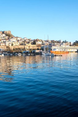 KAVALA, GREECE - 26 Aralık 2023: Kavala, Doğu Makedonya ve Trakya 'nın İnanılmaz Günbatımı Panoraması, Yunanistan