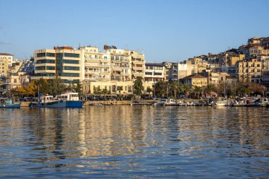 KAVALA, GREECE - 26 Aralık 2023: Kavala, Doğu Makedonya ve Trakya 'nın İnanılmaz Günbatımı Panoraması, Yunanistan
