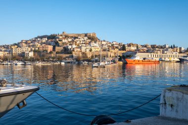 KAVALA, GREECE - 26 Aralık 2023: Kavala, Doğu Makedonya ve Trakya 'nın İnanılmaz Günbatımı Panoraması, Yunanistan