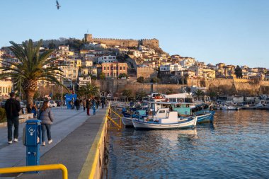 KAVALA, GREECE - 26 Aralık 2023: Kavala, Doğu Makedonya ve Trakya 'nın İnanılmaz Günbatımı Panoraması, Yunanistan