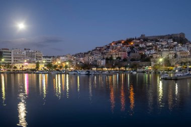 KAVALA, GREECE - 26 Aralık 2023: Kavala, Doğu Makedonya ve Trakya 'nın İnanılmaz Günbatımı Panoraması, Yunanistan