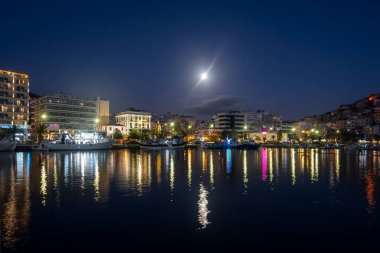 KAVALA, GREECE - 26 Aralık 2023: Kavala, Doğu Makedonya ve Trakya 'nın İnanılmaz Günbatımı Panoraması, Yunanistan