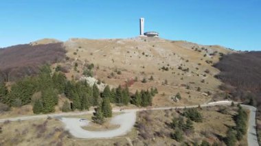 BUZLUDHA, BULGARIA - 19 Kasım 2024: Bulgaristan 'ın Buzludzha Tepesi, Stara Zagora bölgesindeki Bulgar Komünist Partisi' nin Terk Edilmiş Anıt Evi 'nin Havadan Görünümü