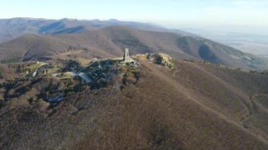SHIPKA, BULGARIA - 19 Kasım 2024: St. Nicholas zirvesi, Stara Planina (Balkan) Dağı, Bulgaristan 'daki Özgürlük Anıtı' nın havadan görünüşü