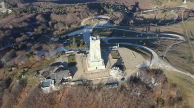 SHIPKA, BULGARIA - 19 Kasım 2024: St. Nicholas zirvesi, Stara Planina (Balkan) Dağı, Bulgaristan 'daki Özgürlük Anıtı' nın havadan görünüşü