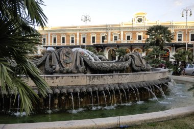 BARI, İtalya - 16 Mayıs 2024: İtalya 'nın Apulia Bölgesi, Bari şehrinin şaşırtıcı günbatımı manzarası