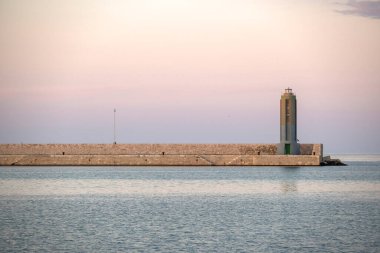 BARI, İtalya - 16 Mayıs 2024: İtalya 'nın Apulia Bölgesi, Bari şehrinin şaşırtıcı günbatımı manzarası