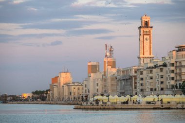 BARI, İtalya - 16 Mayıs 2024: İtalya 'nın Apulia Bölgesi, Bari şehrinin şaşırtıcı günbatımı manzarası