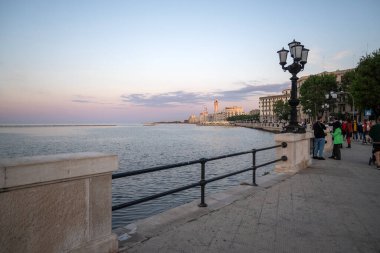 BARI, İtalya - 16 Mayıs 2024: İtalya 'nın Apulia Bölgesi, Bari şehrinin şaşırtıcı günbatımı manzarası