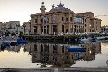 BARI, İtalya - 16 Mayıs 2024: İtalya 'nın Apulia Bölgesi, Bari şehrinin şaşırtıcı günbatımı manzarası