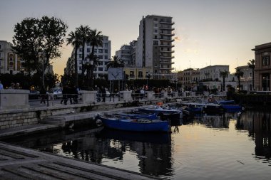 BARI, İtalya - 16 Mayıs 2024: İtalya 'nın Apulia Bölgesi, Bari şehrinin şaşırtıcı günbatımı manzarası