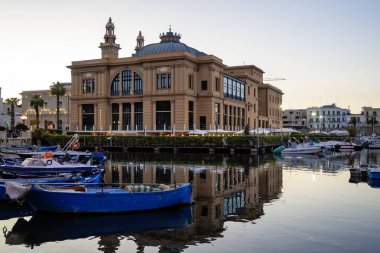 BARI, İtalya - 16 Mayıs 2024: İtalya 'nın Apulia Bölgesi, Bari şehrinin şaşırtıcı günbatımı manzarası