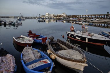 BARI, İtalya - 16 Mayıs 2024: İtalya 'nın Apulia Bölgesi, Bari şehrinin şaşırtıcı günbatımı manzarası