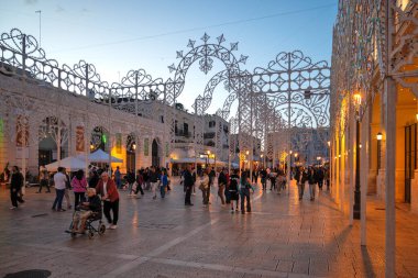 BARI, İtalya - 16 Mayıs 2024: İtalya 'nın Apulia Bölgesi, Bari şehrinin şaşırtıcı günbatımı manzarası