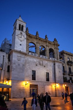 BARI, İtalya - 16 Mayıs 2024: İtalya 'nın Apulia Bölgesi, Bari şehrinin şaşırtıcı günbatımı manzarası